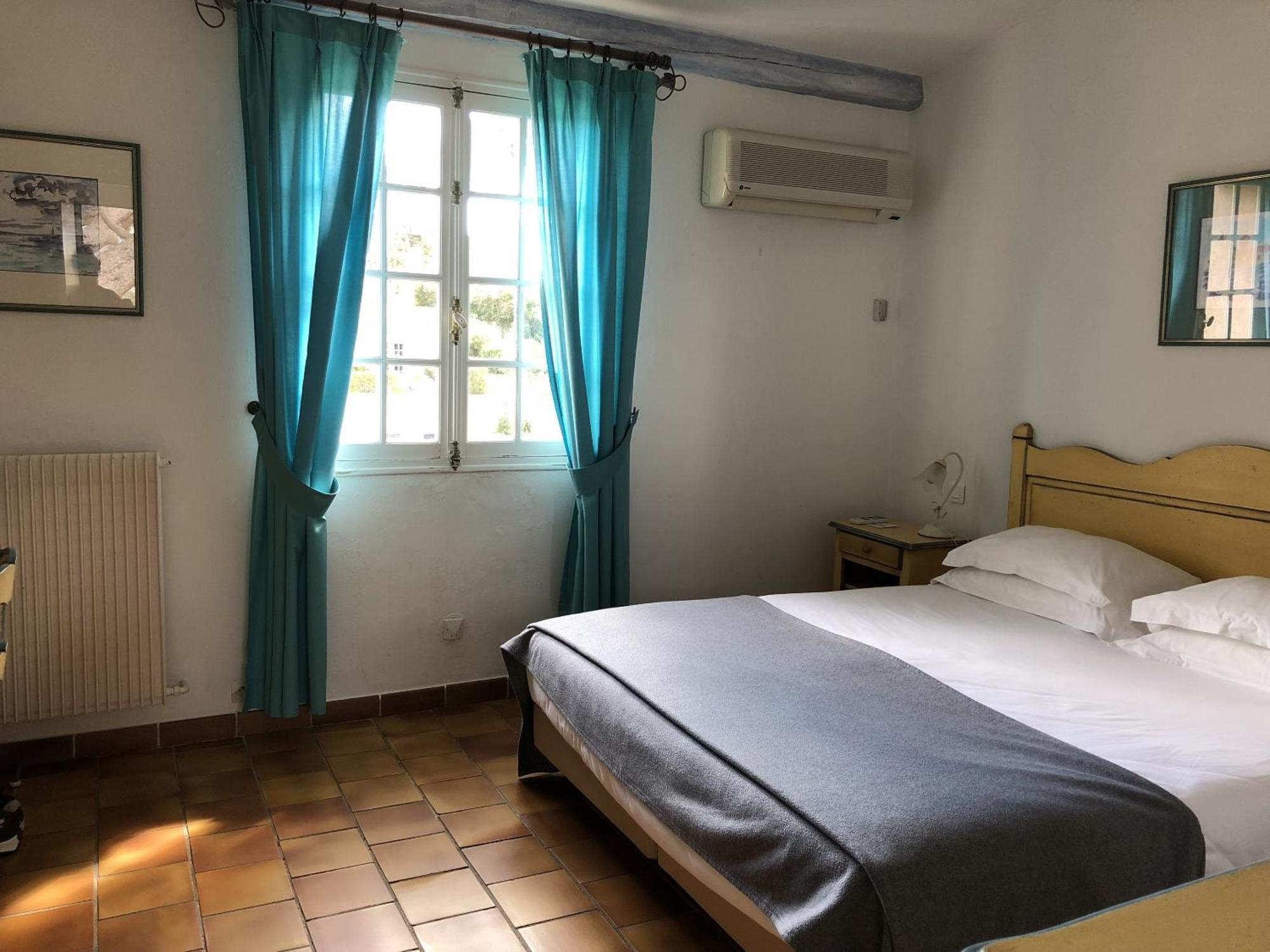 Hotel Jas Neuf Сен Максим Стая снимка