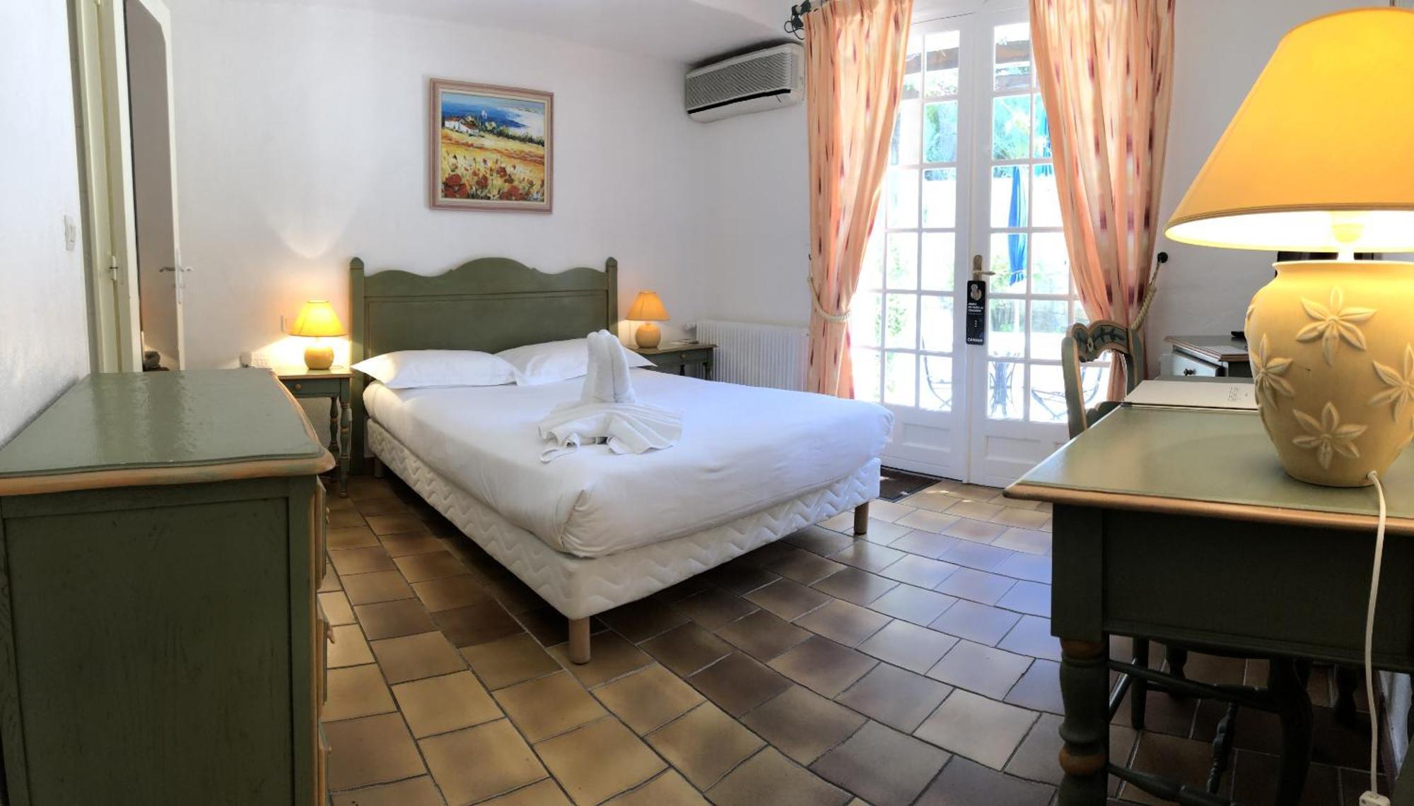 Hotel Jas Neuf Сен Максим Екстериор снимка