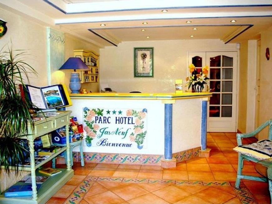 Hotel Jas Neuf Сен Максим Екстериор снимка